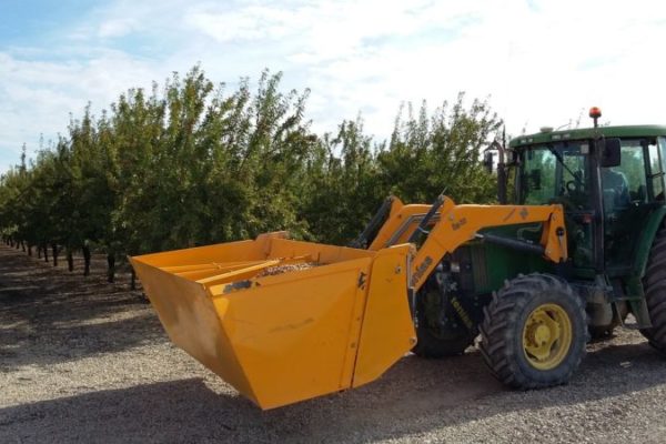 tractor recolectando almendras