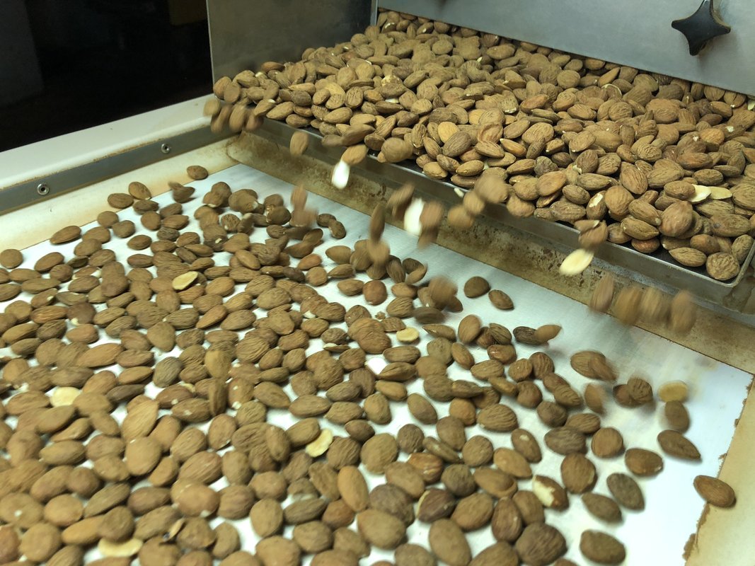 Shelling almonds: preparing the product