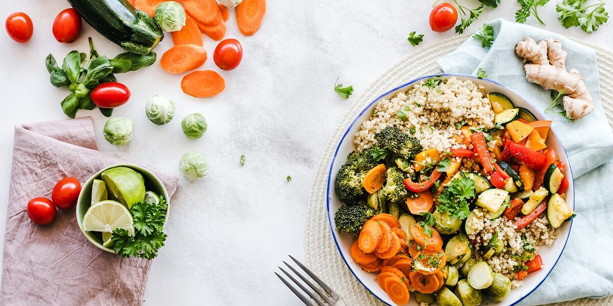 ensalada de quinoa, jengibre y verduras