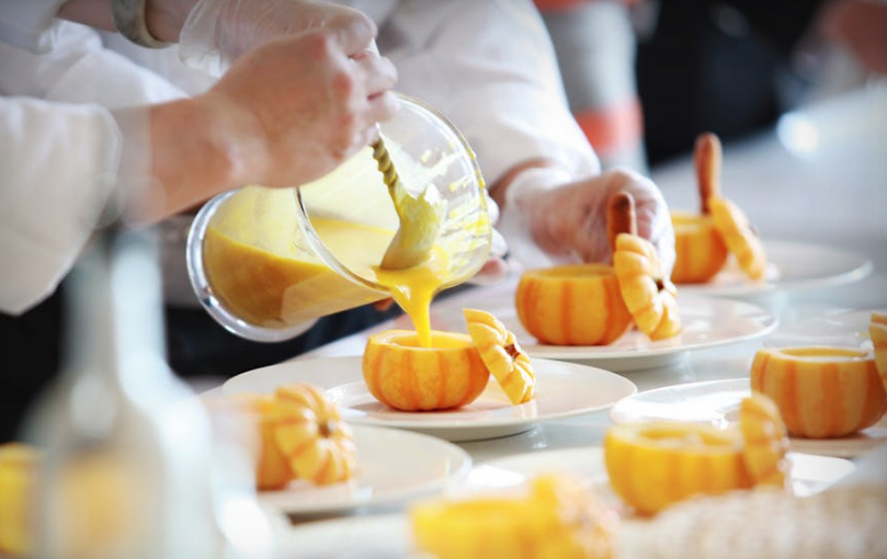 cocinero sirviendo crema calabaza