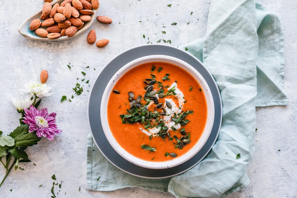 gazpacho mediterráneo con frutos secos