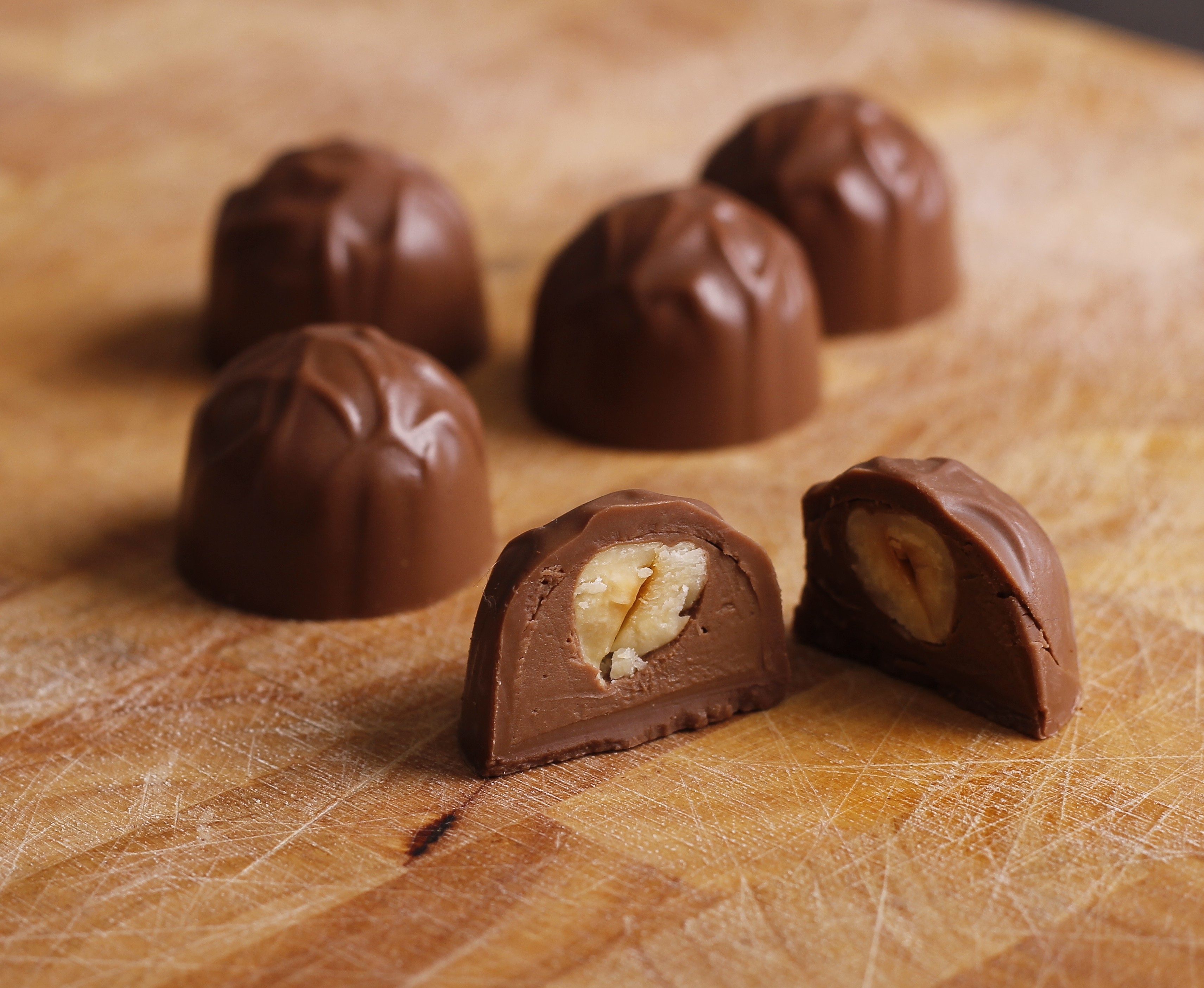 Chocolates with nuts: a mix of flavours and textures