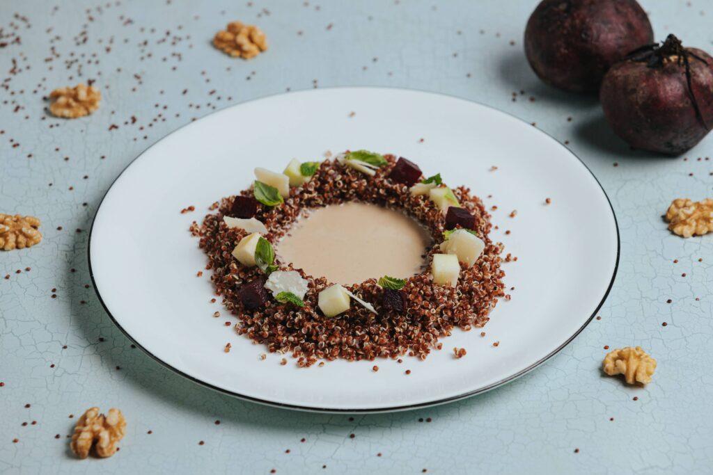 Quinoa roja, remolacha y emulsión de nueces