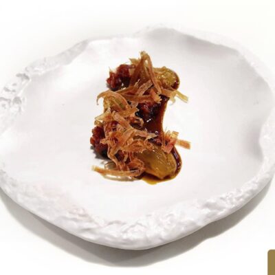 Cartílago de cerdo con consomé de pistachos tostados