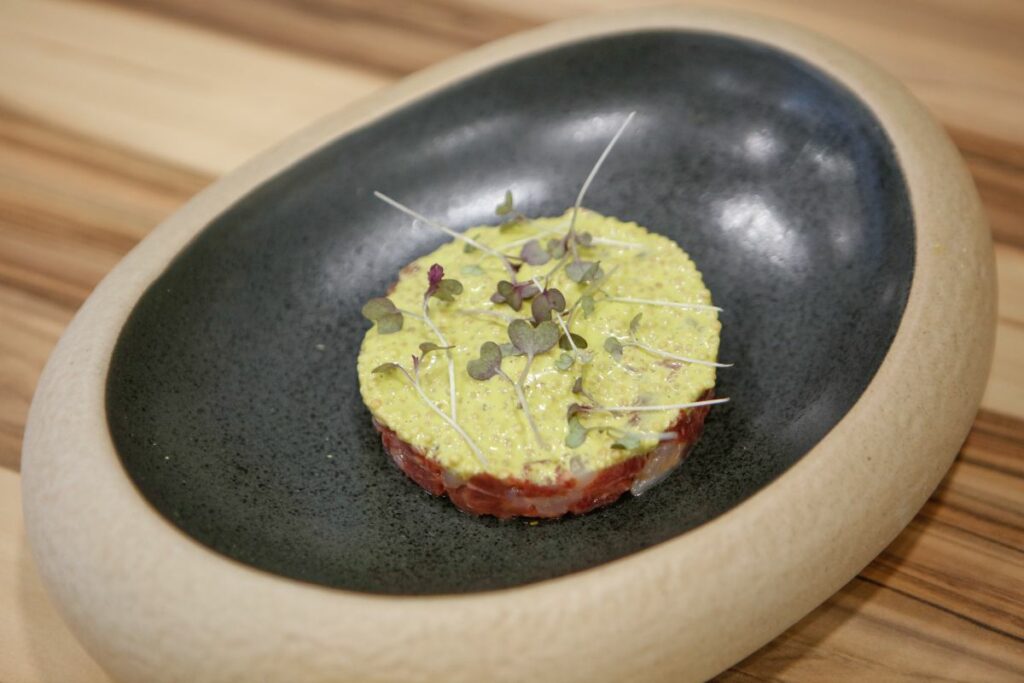 Tartar mixto con crema de pistachos