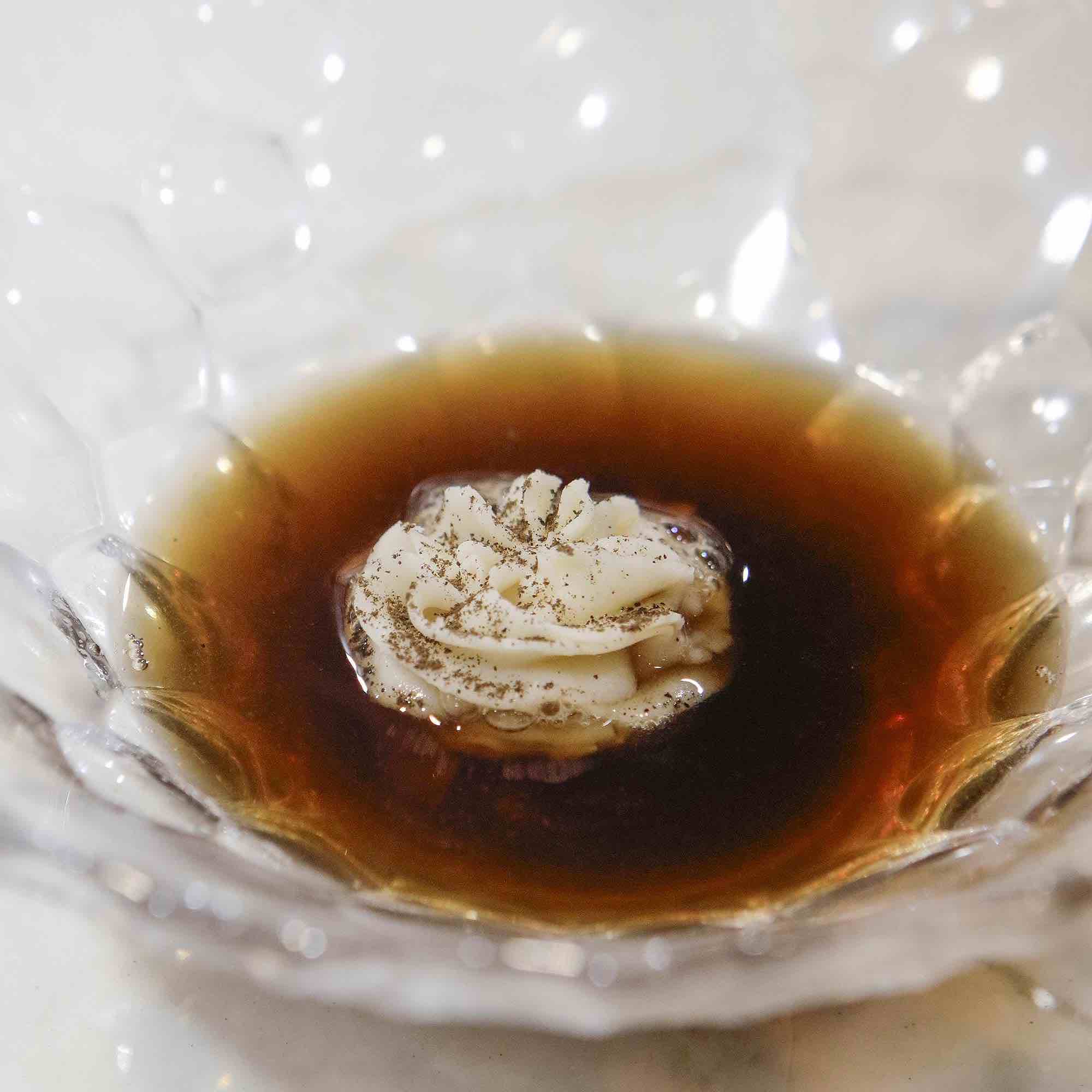 Affogato de garrofó, macadamia y caldo de setas